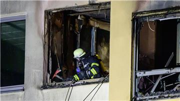Eine ehrenamtliche Einsatzkraft der Feuerwehr arbeitet beim Brand im Krankenhaus.