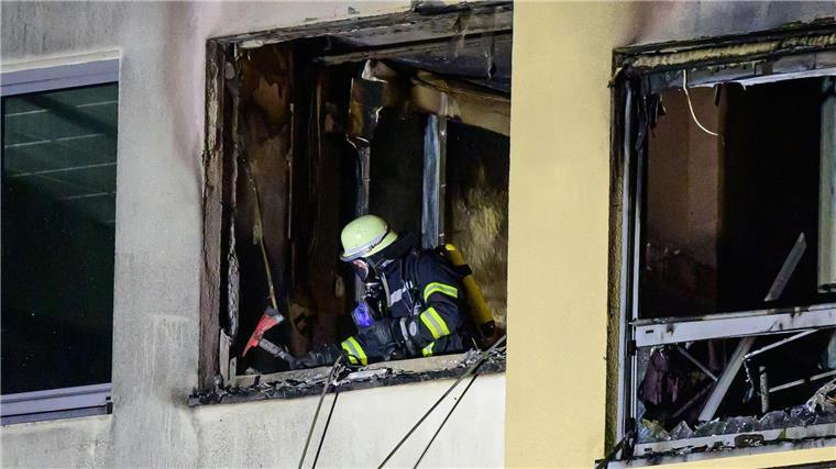 Eine ehrenamtliche Einsatzkraft der Feuerwehr arbeitet beim Brand im Krankenhaus.