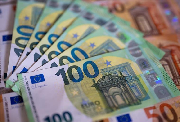 Eine ehrliche Finderin gibt eine Tasche mit über 3.500 Euro bei der Polizei ab.