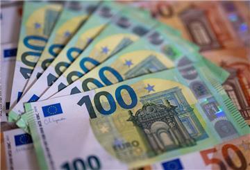 Eine ehrliche Finderin gibt eine Tasche mit über 3.500 Euro bei der Polizei ab.