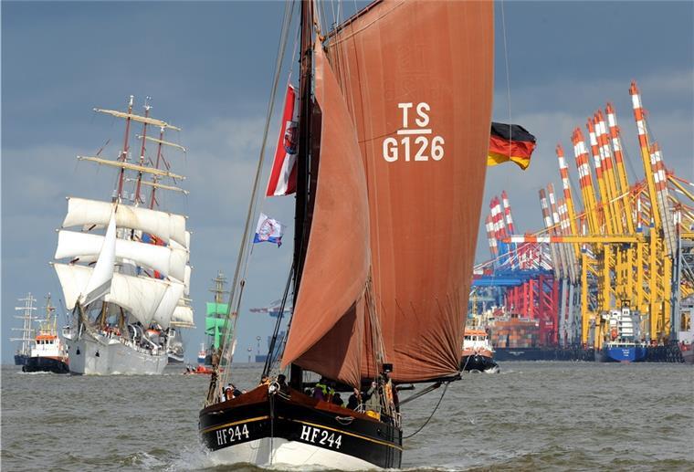 Eine Einlaufparade wie bei der Sail wird es zu den Maritimen Tagen im August zwar nicht geben, aber die Zahl der Kurs auf Bremerhaven nehmenden Großsegler steigt. Auch die "Dar Mlodziezy" (links im Bild) ist nun dabei.