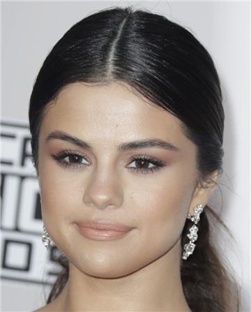 Eine enge Freundin hat Selena Gomez, Pop-Sängerin aus den USA, im vergangenen Ja...