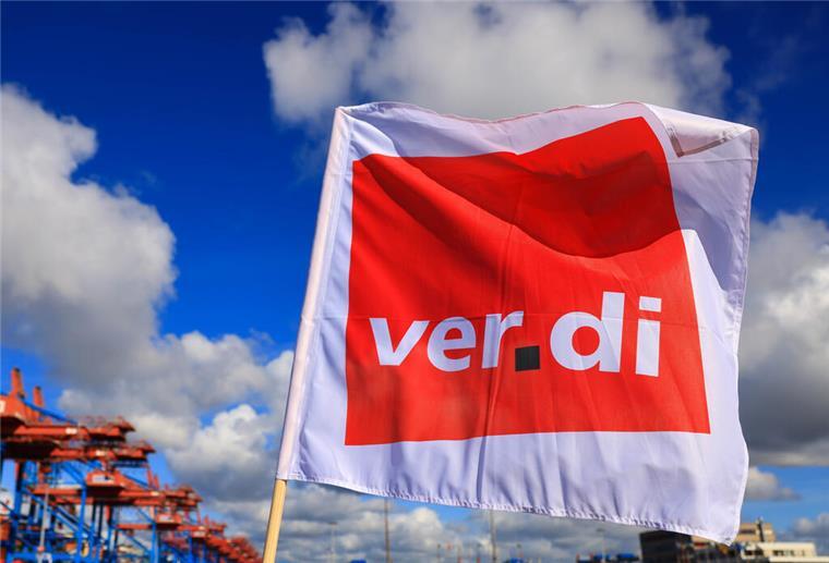 Bremerhaven: 350 Beschäftigte des öffentlichen Dienstes streiken Eine Fahne der Gewerkschaft Verdi.