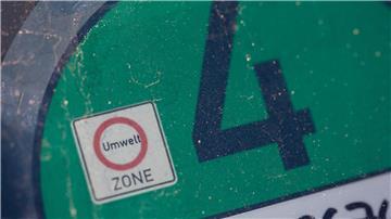 Eine Euro 4-Plakette ist auf der Windschutzscheibe eines Autos zu sehen.