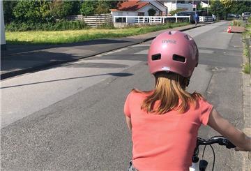 Ein Kind auf einem Fahrrad. 