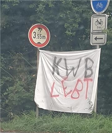 Eine Facebook-Userin hat dieses Banner am Ortsausgang Nesse gesehen. Die Bedeutung der Abkürzung ist derzeit nicht geklärt. Die Polizei hat das Banner inzwischen abgenommen. 