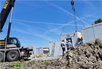 Eine Fachfirma platzierte die 16 Bürocontainer per Autokran auf dem früheren Minigolfplatz beim Störtebekerbad.