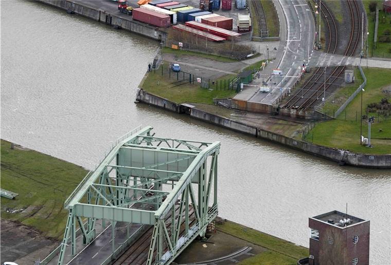 Bremerhaven: Kritik an Zugangsverboten für Columbusinsel-Fähre Eine Fähre soll provisorisch in den kommenden Jahren die Verbindungslücke schließen, die die Havarie der Drehbrücke gerissen hatte. Aber wer darf die Fähre nutzen? Sie ist für den Werkverkehr reserviert. Privater Autoverkehr, Radfahrer und Fußgänger sind nicht zugelassen. Bei der SPD regt sich Unmut.