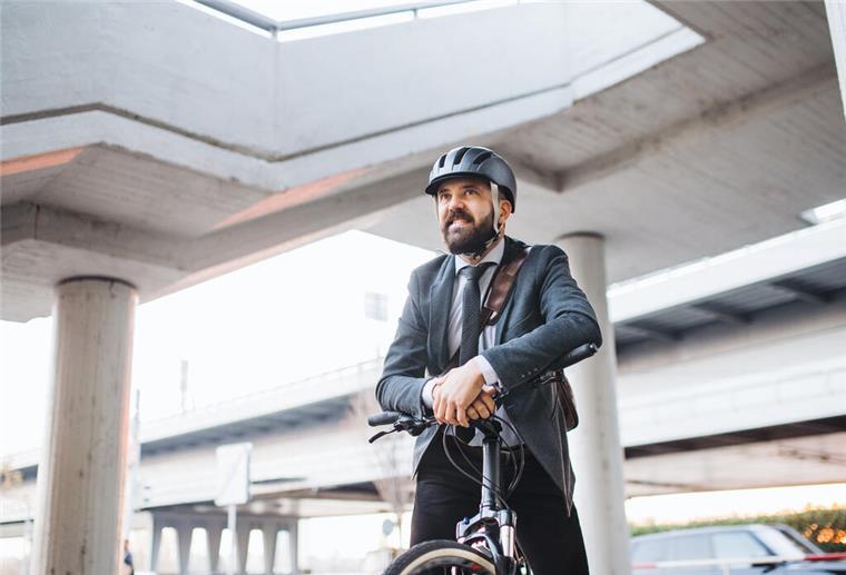 20 Jahre „Mit dem Rad zur Arbeit“ Mann mit Helm auf dem Fahrrad