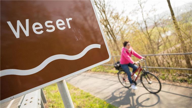 Weser-Radweg meistbefahrene Fernroute in Deutschland Eine Fahrradfahrerin fährt auf dem Weser-Radweg.