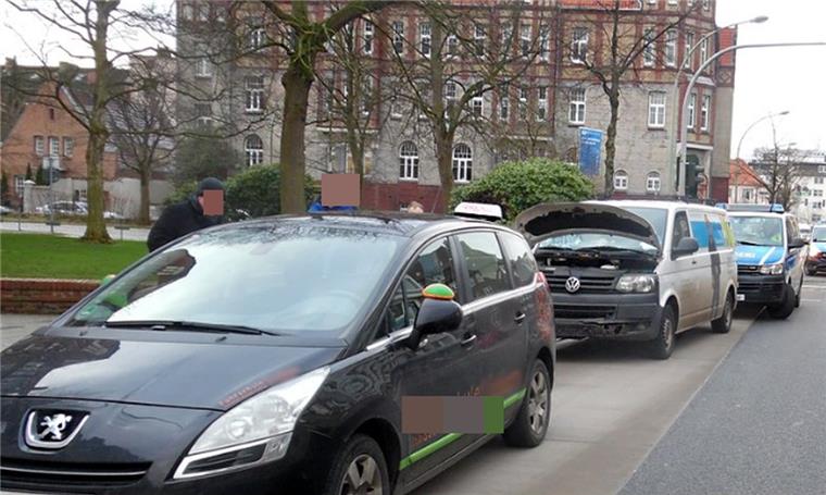 Transporter knallt auf Fahrschulauto: Frau (30) wird verletzt Eine Fahrschülerin wird bei einem Auffahrunfall in Geestemünde verletzt.