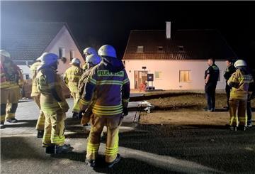 Feuerwehr und Polizei sind in der Region Hannover an einem Wohnhaus im Einsatz.