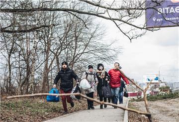 Eine Familie rennt vor dem Beschuss weg in Irpin, Ukraine. Die Waffenruhe, die für Sonntag in der ukrainischen Stadt Irpin geplant war, um einen humanitären Korridor zu schaffen, ist gescheitert.