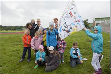Eine Ferienfreizeit braucht ein Motto. Die der Nordholzer Marineflieger-Kinder heißt Piraten. An der Flagge haben alle mitgemalt. 