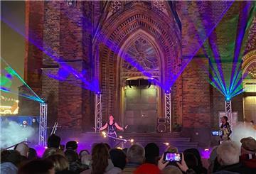 Lichtershow vor der großen Kirche