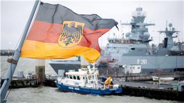 Eine Flagge der Bundesrepublik Deutschland weht an Bord der Fregatte „Baden-Württemberg“ (F222) am Marinestützpunkt im starken Wind.