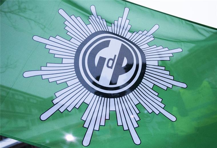 Gewerkschaft fordert mehr Personal bei der Polizei Eine Flagge mit dem Logo der Gewerkschaft der Polizei (GdP).