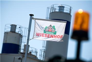 Eine Flagge vom Wiesenhof weht im Wind.