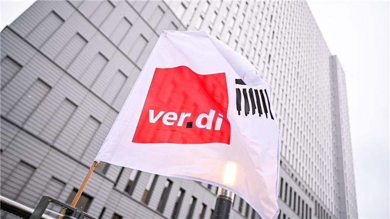 Warnstreiks in Amazon-Logistiklager in Winsen/Luhe Eine Flagge von Verdi weht bei einem Warnstreik vor einem Hochhaus.