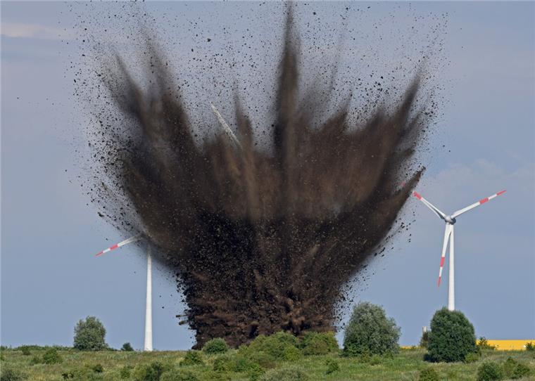 Kaboom - So sah die Sprengung der Bombe in Bremen aus Eine Fliegerbombe aus dem Zweiten Weltkrieg wurde am Sonntag auf einem freien Feld, nahe dem Güterverkehrszentrum in Bremen gesprengt.