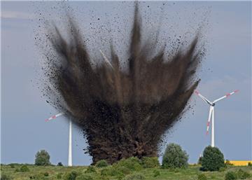Eine Fliegerbombe aus dem Zweiten Weltkrieg wurde am Sonntag auf einem freien Feld, nahe dem Güterverkehrszentrum in Bremen gesprengt.