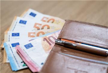 Eine Frau aus Freiburg gibt eine gefundene Geldbörse zurück.