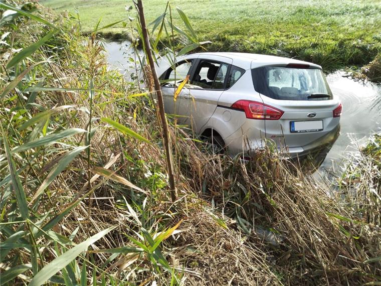 Eine Frau aus Oldenburg ist auf der B437 zwischen  Dedesdorf und der A27 in einen Wassergraben gefahren.