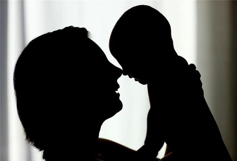 Eine Mutter hält ihr Baby hoch. Eine Frau aus Cuxhaven hat ein Kind bei Kleinanzeigen angeboten.