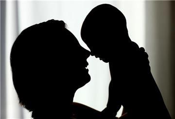 Eine Mutter hält ihr Baby hoch. Eine Frau aus Cuxhaven hat ein Kind bei Kleinanzeigen angeboten.