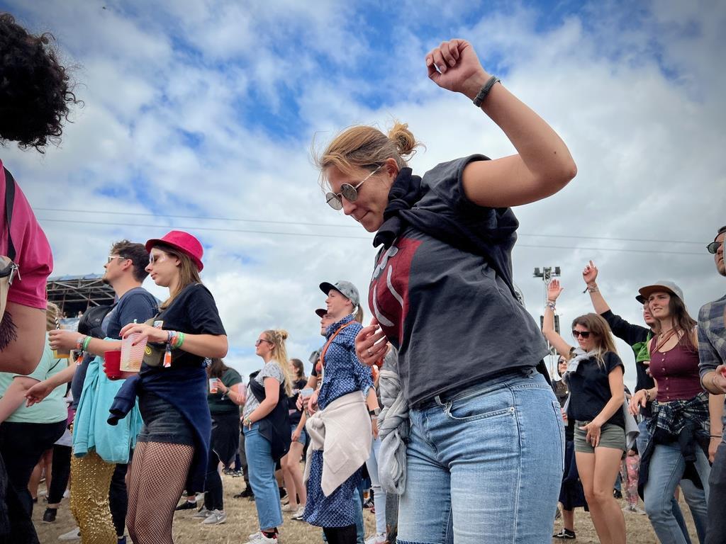 Eine Frau feiert den Moment zur Musik der Brasspop-Band "Querbeat".