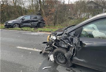 Zwei Unfallfahrzeuge nach einem Unfall.