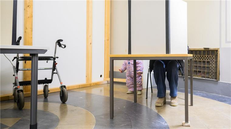 Briefwahl in Niedersachsen läuft - teils großer Andrang Eine Frau gibt in einer Wahlkabine der Briefwahlstelle im Neuen Rathaus ihre Stimme für die Bundestagswahl 2025 ab.