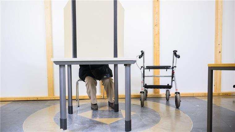Briefwahl in Niedersachsen läuft - teils großer Andrang Eine Frau gibt in einer Wahlkabine der Briefwahlstelle im Neuen Rathaus ihre Stimme für die Bundestagswahl 2025 ab.