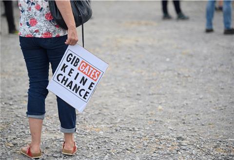 Eine Frau hält während einer Protestkundgebung ein Schild mit der Aufschrift „Gib Gates keine Chance“ in der Hand. In vielen Städten demonstrierten Menschen gegen die Corona-Beschränkungen und Freiheitsrechte. Kritiker befürchten eine Vereinnahmung der Proteste durch Verschwörungstheoretiker und Rechtspopulisten.