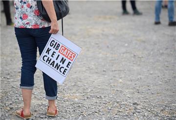 Eine Frau hält während einer Protestkundgebung ein Schild mit der Aufschrift „Gib Gates keine Chance“ in der Hand. In vielen Städten demonstrierten Menschen gegen die Corona-Beschränkungen und Freiheitsrechte. Kritiker befürchten eine Vereinnahmung der Proteste durch Verschwörungstheoretiker und Rechtspopulisten.