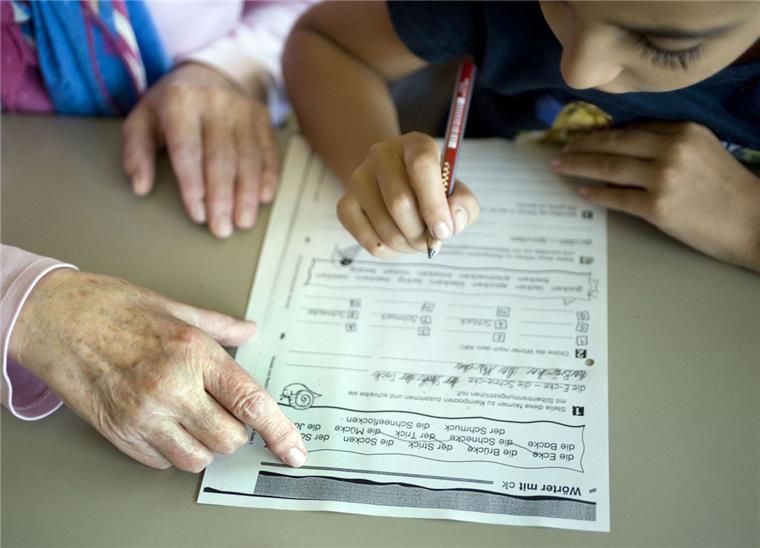 Eine Frau hilft einem Grundschüler bei den Hausaufgaben. In Zeven hat einst der Präventionsrat ein entsprechendes Projekt ins Leben gerufen.
