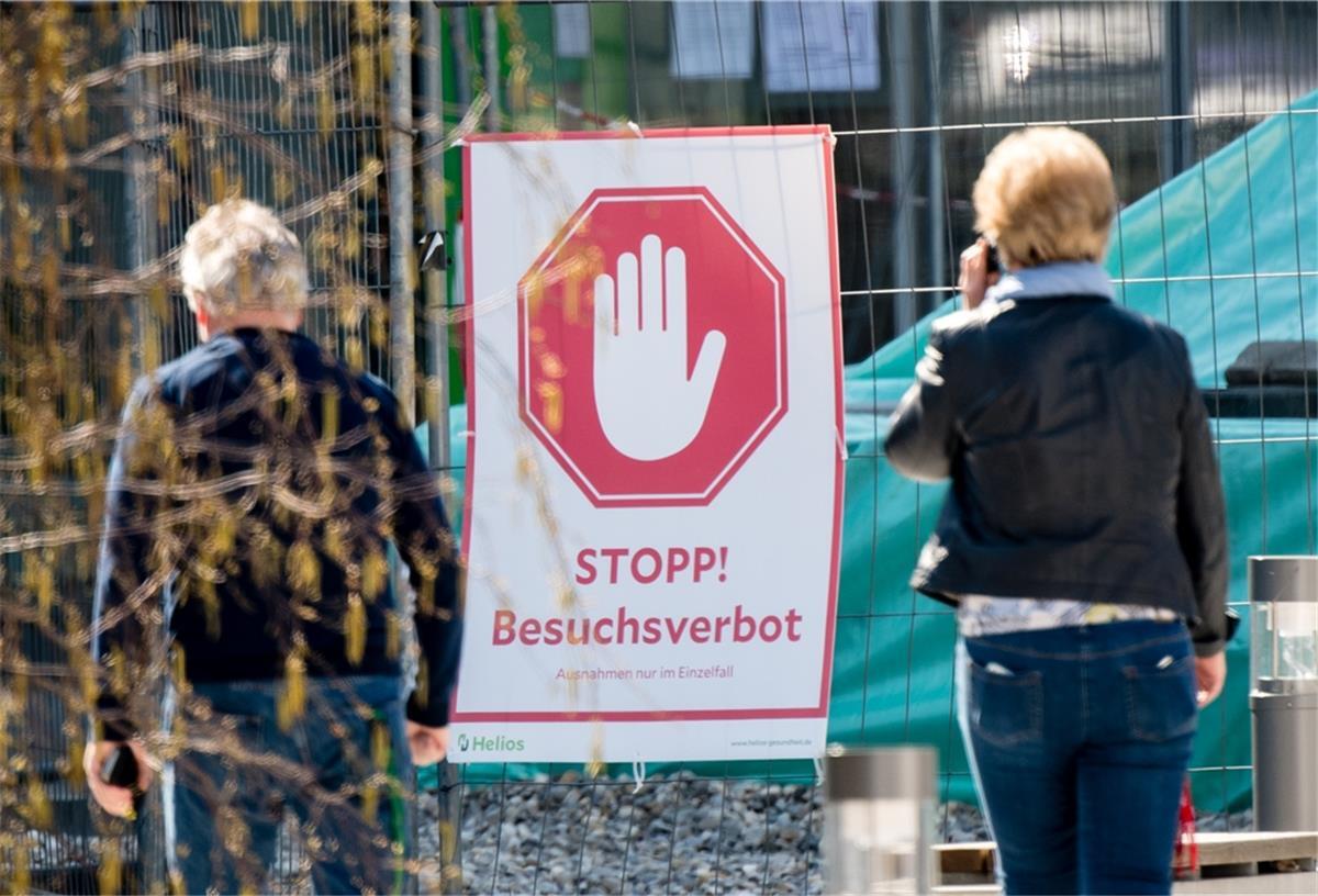 Ein Schild mit der Aufschrift «Stopp! Besuchsverbot - Ausnahmen nur im Einzelfall» steht vor einem Eingang zum Klinikum München West.