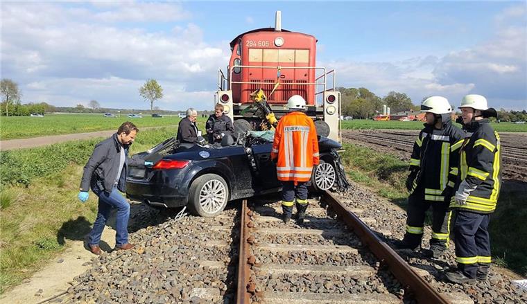 Auto im Landkreis Diepholz von Güterzug erfasst - Fahrerin ist sofort tot Eine Frau ist mit ihrem Auto im Landkreis Diepholz von einem Güterzug erfasst worden. Die 45-Jährige war sofort tot.