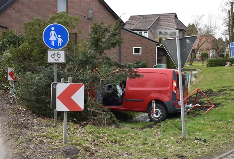 Eine Frau ist mit über 3 Promille gegen einen Baum gefahren.