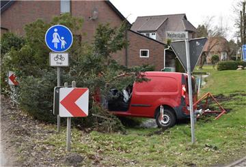 Eine Frau ist mit über 3 Promille gegen einen Baum gefahren.
