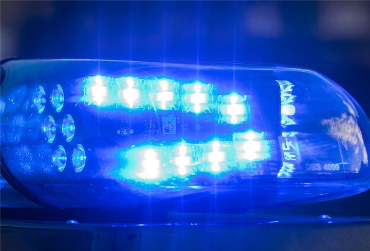 Gefangen: Frau (62) kann Klotür nicht öffnen Das Blaulicht auf einem Fahrzeug der Polizei leuchtet in der Dunkelheit.