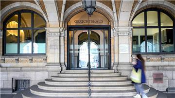 Prozess um getöteten Vermieter - lange Haftstrafen gefordert Eine Frau läuft die Stufen des Bremer Landgerichts hoch.