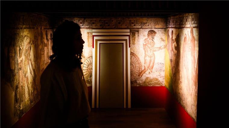 Museum zeigt 2500 Jahre alte Schätze der Etrusker Eine Frau steht in der Ausstellung „Gründer Roms. Etruskische Schätze aus der Villa Giulia“.