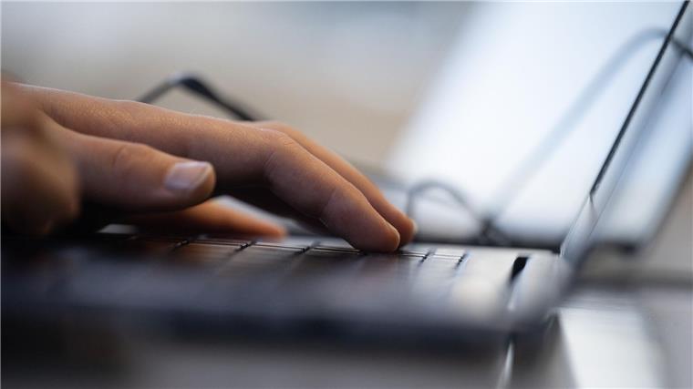 Bergbehörde bietet mehr Dienste digital an: Schluss mit Fax Eine Frau tippt an einem Laptop.