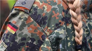 Eine Frau trägt eine Uniform der Bundeswehr.
