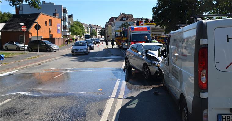 Frau kracht nach Niesanfall in Bremerhaven in den Gegenverkehr Eine Frau verursachte am Montag einen Unfall, weil sie niesen musste.