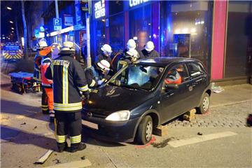 Eine Frau wird bei einem Unfall in Geestemünde in ihrem Auto eingeklemmt.