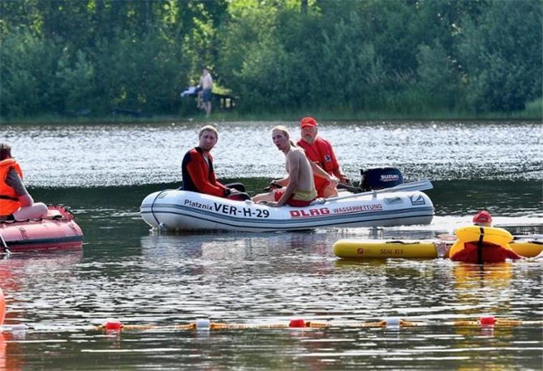Eine Frau wird im Bullensee vermisst. Die DLRG unterstützt die Feuerwehr bei der Suche.
