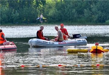 Eine Frau wird im Bullensee vermisst. Die DLRG unterstützt die Feuerwehr bei der Suche.