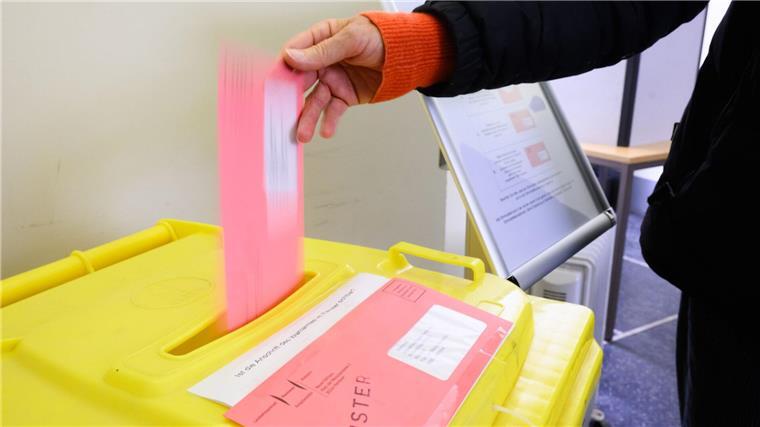 Briefwahl in Niedersachsen läuft - teils großer Andrang Eine Frau wirft ihren Wahlzettel für die Bundestagswahl 2025 in der Briefwahlstelle im Neuen Rathaus in eine Urne.